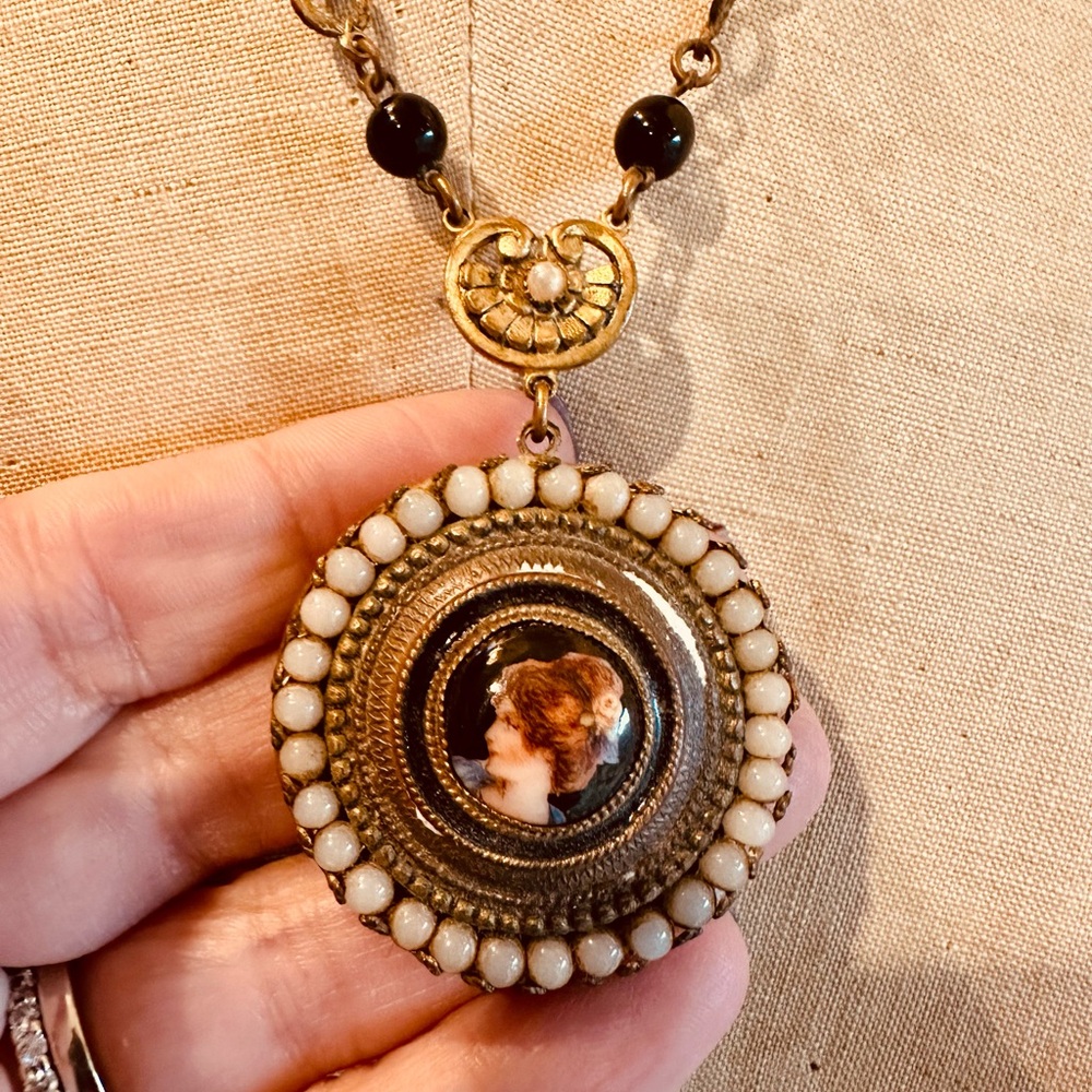 Vintage Victorian Cameo Pendant Necklace - Picture 6 of 7